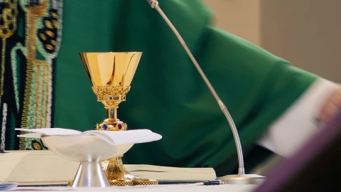 “El Mil Amores”: Acusan a sacerdote de usar limosnas para sus “novias”