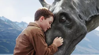Escena de la película ‘Mi Mascota es un Monstruo’ (The Water Horse: Legend Of The Deep) con Alex Etel como Angus MacMorrow por Azteca 7.