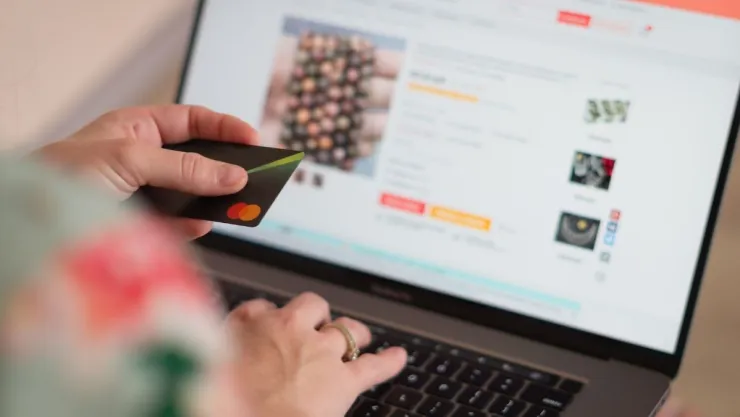 Qué significa que una persona siempre haga compras de noche, según la psicología
