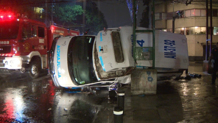 Ambulancia vuelca col Del Valle 1