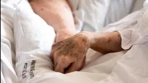 pareja-pasa-últimos-momentos-tomados-de-la-mano-69-años-de-matrimonio-manos