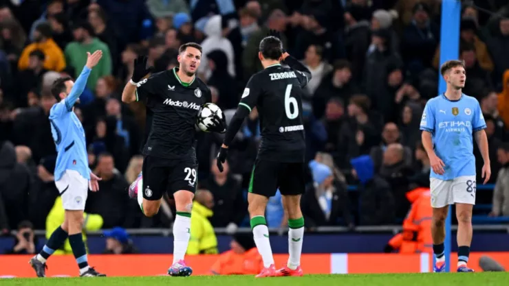 Santiago Gimenez con mejores numeros que Hugo Sanchez