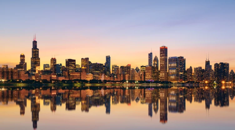 el skyline de la ciudad de Chicago al caer la noche.