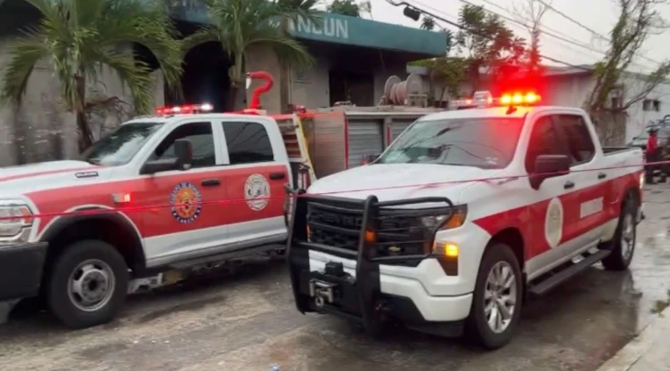 Hallan cuerpos calcinados en interior de Hospital de Cancún, Quintana Roo. En la imagen se observa el operativo realizado por los cuerpos de emergencia tras el reporte del voraz incendio que reveló el hallazgo de dos cuerpos calcinados.