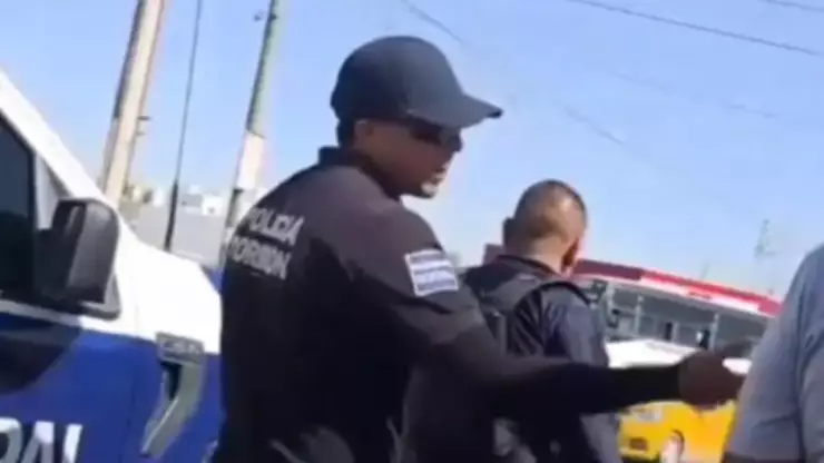 Policía regaña a mujer en Torreón.