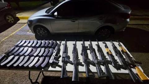 Aseguran carro con 8 fusiles AK-47 en Bellavista, Culiacán. (1).jpg