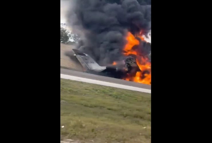 Avioneta se estrella en autopista de Florida