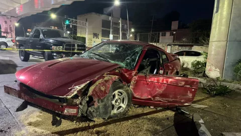 ¡IMÁGENES FUERTES! Aparatoso accidente sobre la Av. Revolución deja múltiples heridos en la colonia Universitaria de Guadalajara