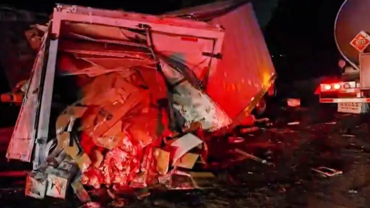 Personas prensadas en accidente de camiones en carretera Nogales