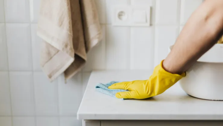 ¡Adiós a los hongos y el sarro! Trucos fáciles y económicos para limpiar el baño