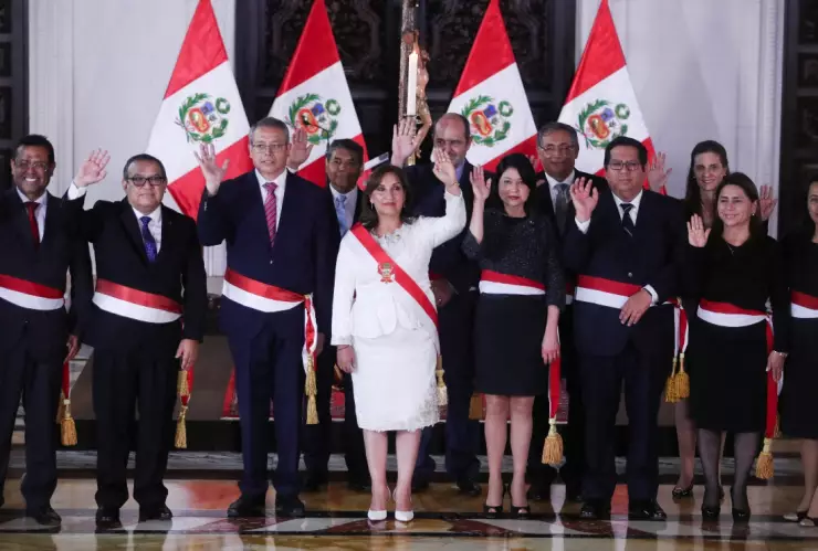 Renuncian ministros de Cultura y Educación en Perú