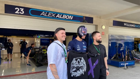 Alexander Albon recibe a luchadores de la WWE.jpg