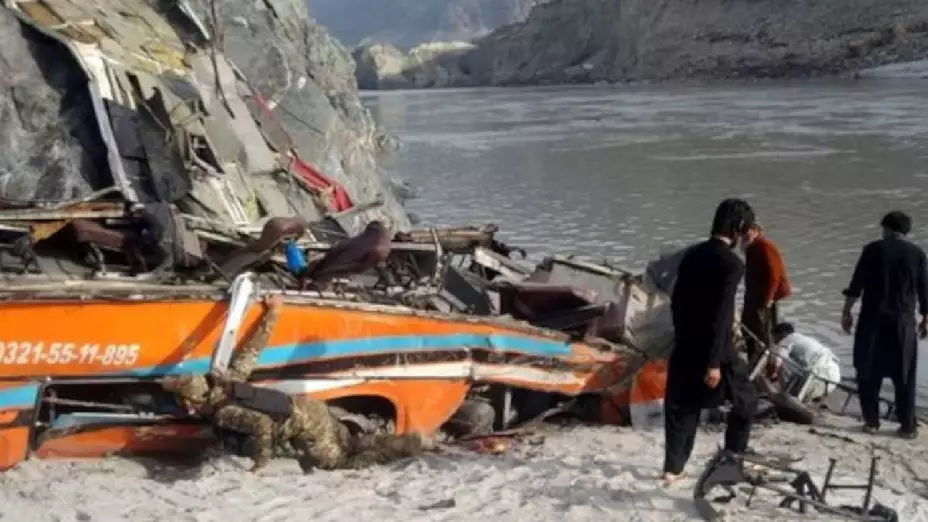 VIDEO Mueren 27 personas que iban a una boda al volcar el autobús donde viajaban; sólo sobrevivió la novia.jpg