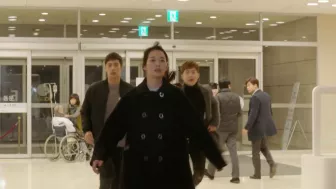 Kang Joo‑eun, desconcertada, siente un mal presentimiento tras ver un espejo roto; su corazón se encoge al no tener noticias de Young‑ho.