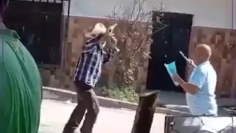 VIDEO: ¡Pelea en plena calle! Adultos mayores se enfrentan con armas blancas en Veracruz