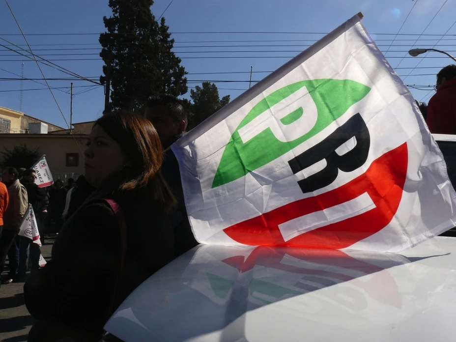Militante del PRI amenza a policía