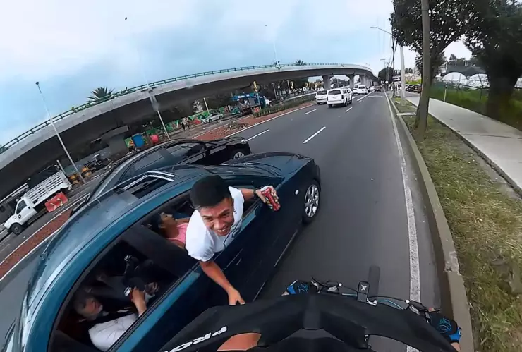 VIDEO: Copiloto ebrio intenta derribar a ciclista en calles de la CDMX