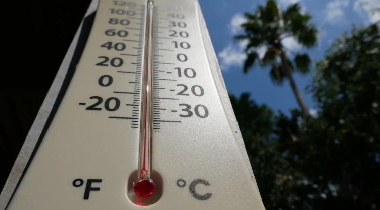 Termómetro que marca la temperatura