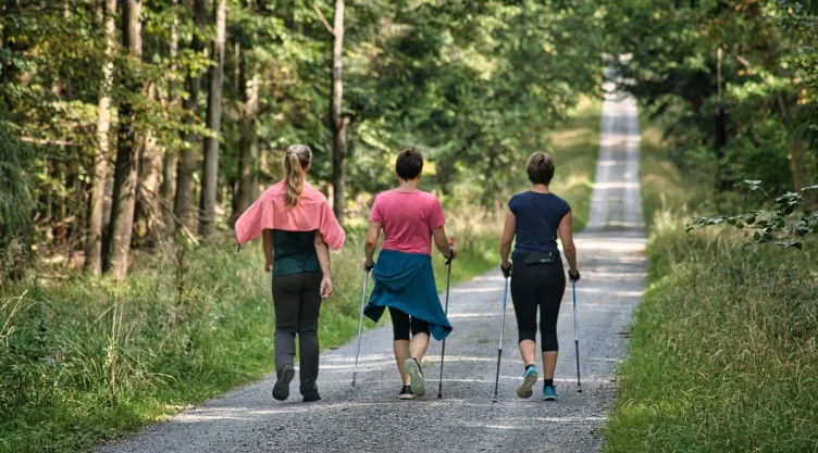 entrenadores-coinciden-caminar-a-los-50-pausas-fuerza-cada-15-minutos-ayuda-envejecer-activo