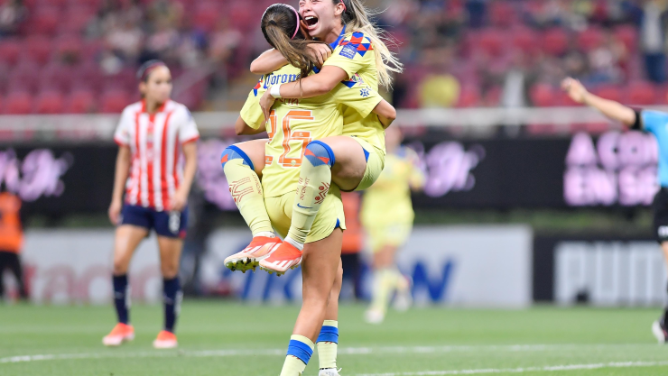 Katty Martínez y Karen Luna festejan gol contra Chivas