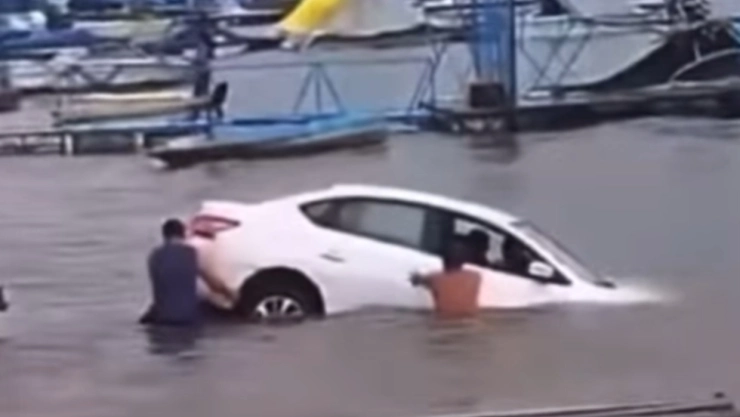 Cae-auto-a-presa-de-Valle-de-Bravo-sobrevive-una-pareja
