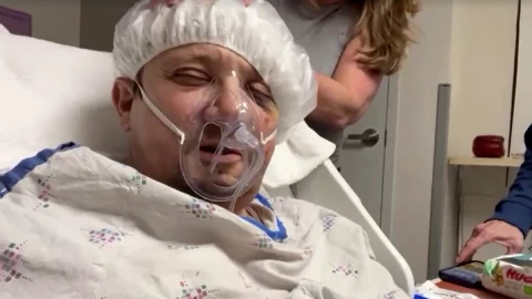 Jeremy Renner comparte video desde el hospital