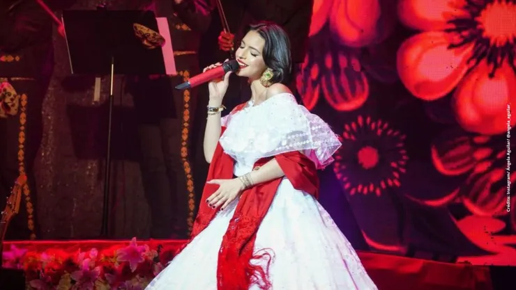 Pepe Aguilar le llama la atención a Ángela Aguilar por su escote.