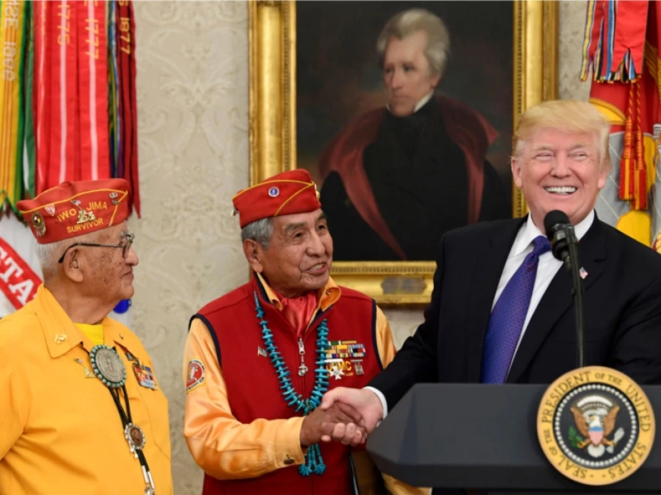 Donald Trump con veteranos indígenas.