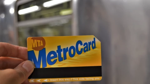 Una persona sostiene la MetroCard