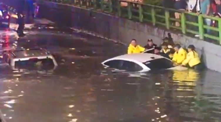 ¿Fuertes lluvias dejaron tu auto bajo el agua en la CDMX? Sigue estos pasos para evitar pérdidas mayores