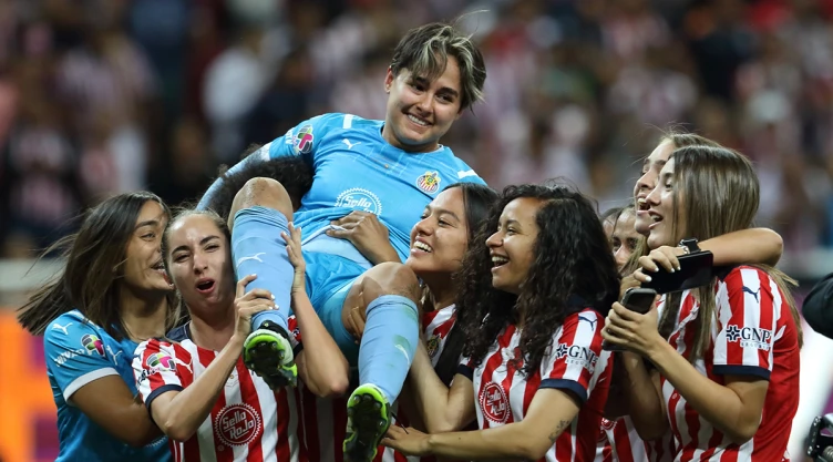 Blanca Félix de Chivas Femenil al ganar el título Clausura 2022