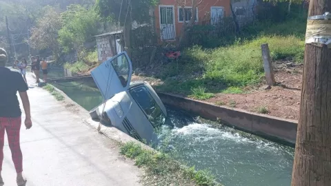 Rescatan vehículo caído en un canal en Tlaquiltenango.