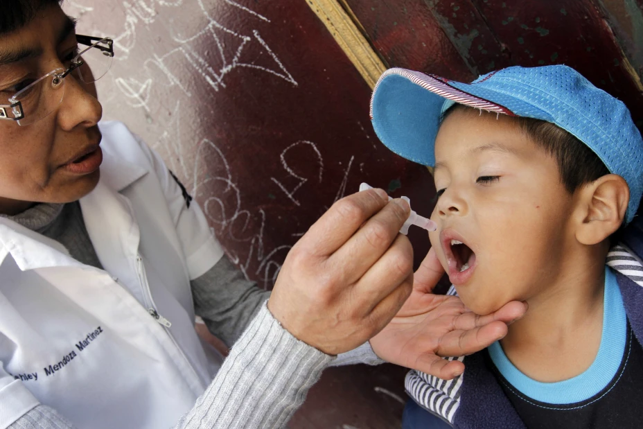 PUEBLA, PUEBLA, 22FEBRERO2014.- Comienza Primera Semana Nacional de vacunación contra la Poliomelitis para menores de 5 años de edad, por lo que puestos de la secretaría de salud se han establecido en las principales calles y parques de la ciudad en donde los adultos pueden recibir también la vacuna contra el tétanos.
FOTO: HILDA RÍOS/ CUARTOSCURO.COM