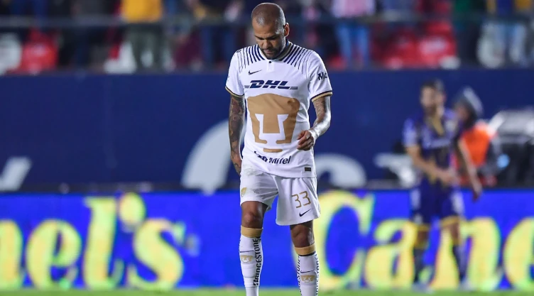 Dani Alves, en un partido con Pumas