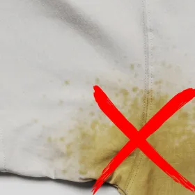 ¿Tus camisetas tienen manchas amarillas en las axilas? El truco para eliminarlas al lavar la ropa