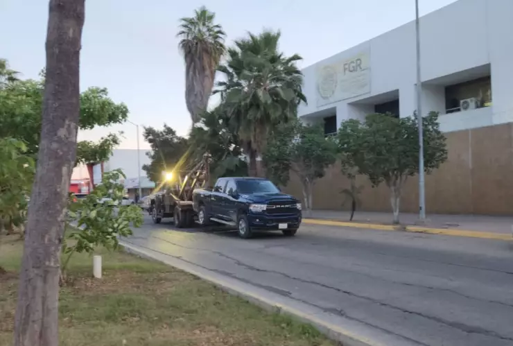 Trasladan a Los Mochis a un hombre y un menor detenidos en El Fuerte