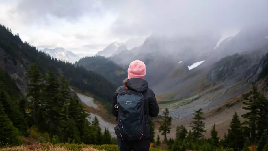 ¡A la espera del invierno en México! Una mujer observa el paisaje frío de las montañas.
