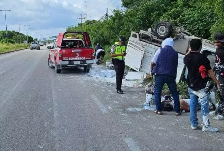 Reportan volcadura de una camioneta rumbo a Playa del Carmen; transportaba a trabajadores