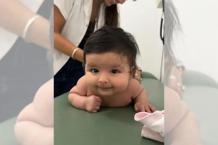 Inti en el doctor, hija de Nodal y Cazzu.jpg