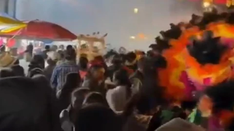 VIDEO: Explosión de pirotecnia en fiesta patronal de San Luis Potosí dejó varios lesionados. En la imagen se observa la intensa movilización tras el estallido de los cohetes durante el festejo.