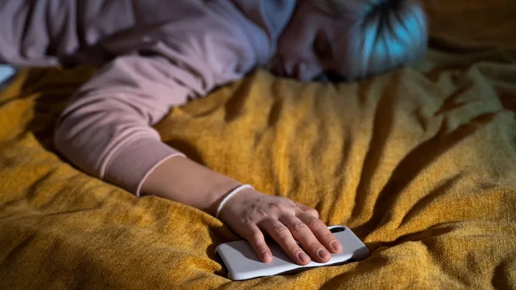 Esta es la razón por la que deberías dejar de dormir junto a tu celular.jpg