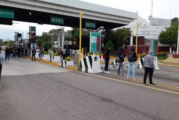 Normalistas de Oaxaca toman caseta de autopista