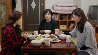 Joo‑eun, impulsada por el amor verdadero, presiona a Manager Min y a los chicos hasta ser conducida al pasillo del hospital, pese a las prohibiciones.