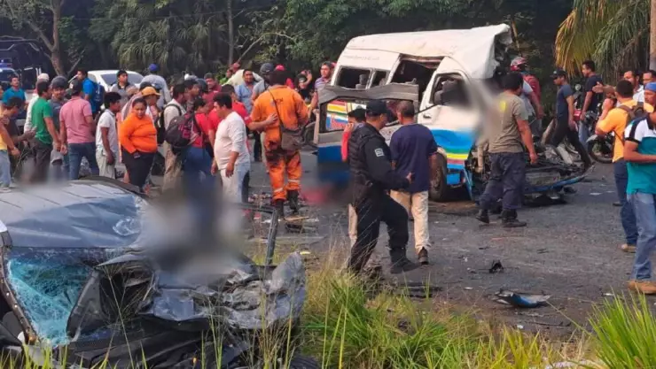 Tragedia en Tabasco_ Mueren 11 personas tras choque entre combi y autobús.jpg