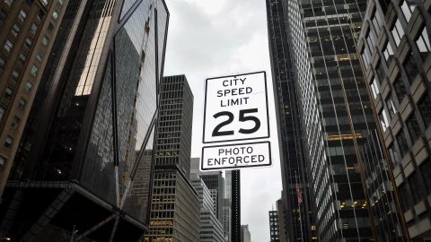 Cartel del límite de velocidad en calle de la ciudad de Nueva York