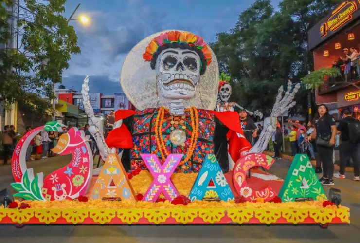 Así se vivió la comparsa de Día de Muertos en Oaxaca
