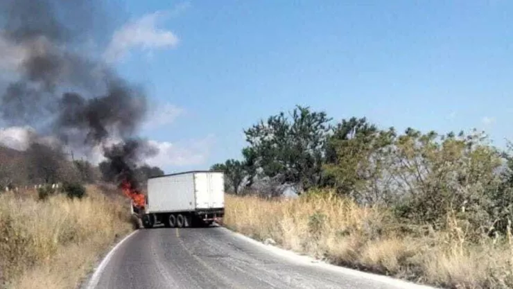 Carreteras de Michoacán están BLOQUEADAS; no se puede ingresar a Jalisco por estas vialidades