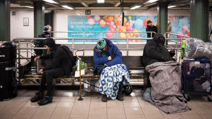 Grupo de migrantes durmiendo en un aeropuerto estadounidense