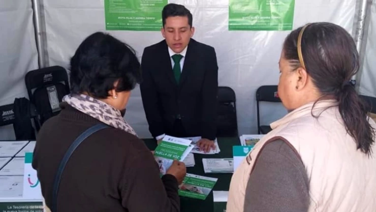 personas pagando predial