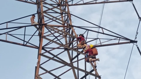 Bomberos-evitan-suicidio-en-una-torre-de-50-metros-en-Chimalhuacán-Edomex
